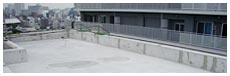 【STEP01:施工前】バルコニーや屋上は風雨にさらされ、傷みも激しい場所です。
