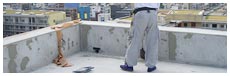 【STEP03:清掃】屋上に付着している汚れを落とします。汚れた状態だと塗膜のノリが良くありません。