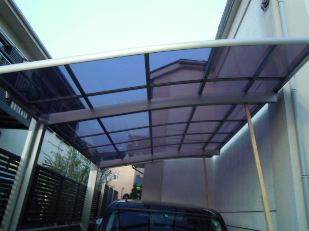 アルミ部分はシャイングレーですっきりとした印象です。またクリアブルーの屋根が大切なお車を日焼けから守ってくれます!