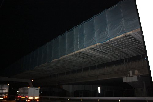 塗装作業はモノレールが走っていない深夜に行われました。
