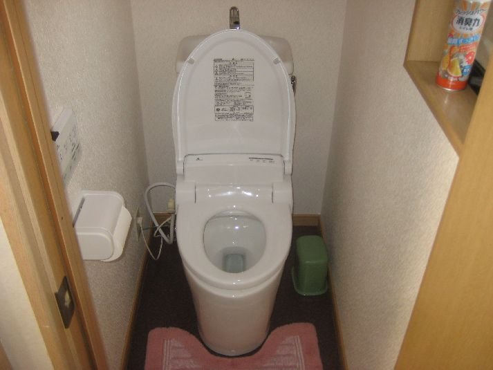シャワー付トイレに変更したので、壁付けのリモコンが設置されました。また、紙巻き器も新しくなりました。