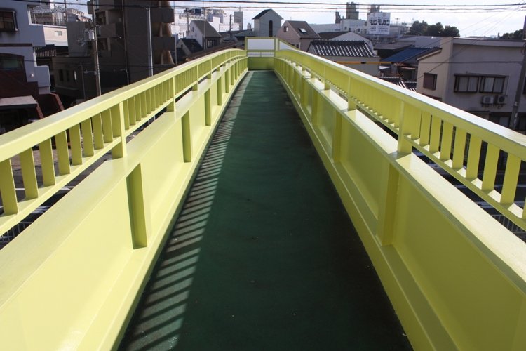 塗装することにより、日光や風雨などからの影響をやわらげます。